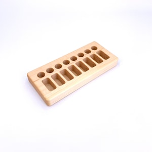 K&ouml;nnte beinhalten: Ein Holzorganizer mit 12 F&auml;chern, perfekt zum Aufbewahren von kleinen Gegenst&auml;nden wie &auml;therischen &Ouml;len oder Bastelbedarf. Der Organizer ist aus hellem Holz gefertigt und hat eine rechteckige Form.