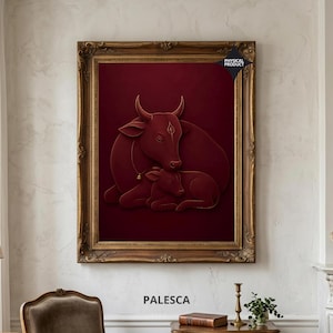 Puede incluir: Una pieza de arte mural enmarcada con un fondo rojo intenso y una ilustración estilizada de una vaca y un ternero descansando juntos. La vaca lleva una pequeña campana al cuello y un símbolo de llama en la frente. El marco es de oro ornamentado.