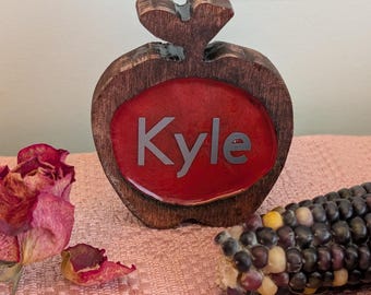Personalized apple place card - Made from wood and colored resin