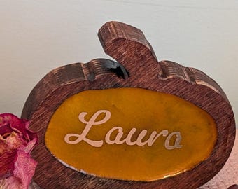 Personalized pumpkin place card - Made from wood and colored resin