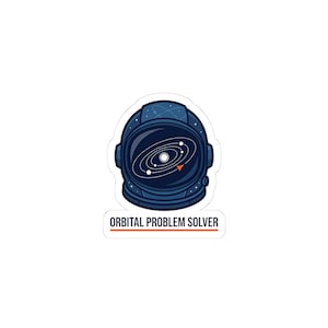 Può includere: Un adesivo con un casco da astronauta blu con un disegno del sistema solare all'interno della visiera. Il testo "ORBITAL PROBLEM SOLVER" è stampato sotto in bianco e arancione.