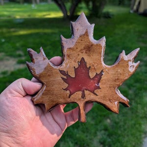Maple leaf decoration: Wood with a dark red cutout