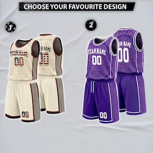 Puede incluir: Dos conjuntos de uniformes de baloncesto con el texto CHOOSE YOUR FAVOURITE DESIGN. El conjunto 1 es crema con detalles rojos y azules, un gráfico de bandera y el número 00. El conjunto 2 es morado con detalles blancos y el número 00.