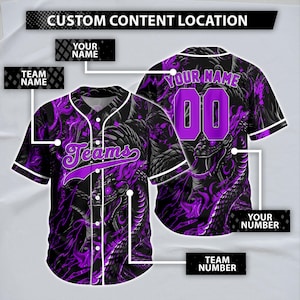 Könnte beinhalten: Ein personalisiertes Baseballtrikot mit einer schwarz-violetten Schlangengrafik und Flammen. Die Vorderseite zeigt den Text Teams, während auf der Rückseite der Text Your Name und die Nummer 00 zu sehen sind. Das Design umfasst weiße Ränder, Knöpfe und Beschriftungen, die die Positionen für die Anpassung von Name, Teamname und Nummer markieren.
