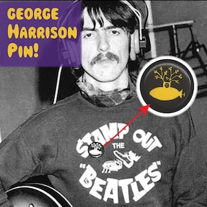 Puede incluir: Foto en blanco y negro de George Harrison con una sudadera con la frase "STAMP OUT THE BEATLES". Un pin con un diseño de submarino amarillo está prendido a la sudadera. El texto "GEORGE HARRISON PIN!" está en un recuadro morado.