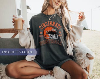 シンシナティ・フットボール ヴィンテージスタイル コンフォートカラーズ® Tシャツ、シンシナティ・フットボール クルーネック、フットボールパーカー、シンシナティファンギフト