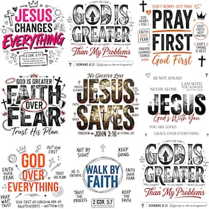 Puede incluir: Una colección de nueve diseños gráficos con tipografía e ilustraciones de temática cristiana. Los estampados incluyen frases como Jesus Changes Everything, God Is Greater Than My Problems, Pray First, Faith Over Fear y Walk By Faith.