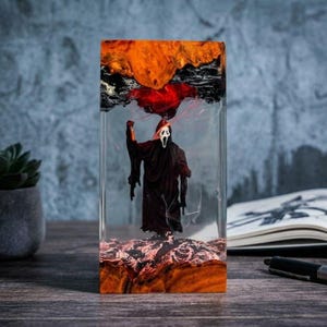 Lámpara de resina Gh.os.tf.ace / Decoración de película de terror / Regalo único para amantes de las películas de miedo / Lámpara de noche de madera y epoxi hecha por fans para decoración de Halloween