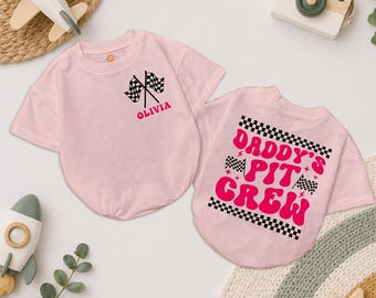 Kombinezon Daddy's Pit Crew, spersonalizowany kombinezon wyścigowy, spersonalizowany kombinezon z szachownicą i imieniem, strój dla dziewczynki z motywem samochodu wyścigowego, prezent na Dzień Ojca