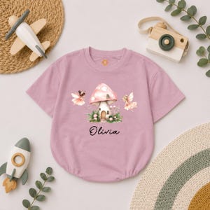 Body personalizado para bebê com estampa de casa de cogumelo de fada, body divertido com cogumelo, roupa para floresta encantada, estilo cottagecore para bebê, presente com tema de fadas.