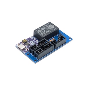 Op de afbeelding: Een blauwe printplaat met meerdere zwarte connectoren, een zwart relaismodule en een kleine USB-poort. De relaismodule heeft de tekst "DCWN036-12". De printplaat is ontworpen voor elektronische componenten.