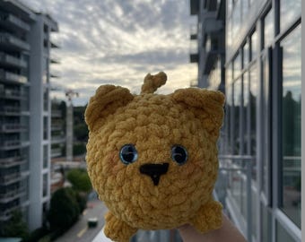 Puszysty szydełkowy pluszowy kot