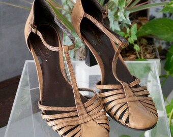 Free Shipping! Vtg BANDOLINO T- Strap Beige Shoes- Size 9.5