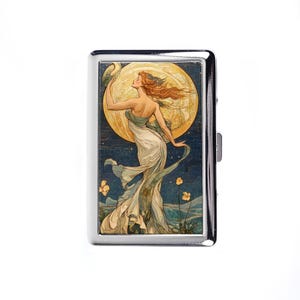 Op de afbeelding: Een zilveren sigarettenetui met een Art Nouveau-illustratie van een vrouw met golvend rood haar, die naar een grote gele maan reikt. Ze draagt een vloeiende witte en groene jurk tegen een donkerblauwe sterrenhemel.