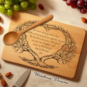 Könnte beinhalten: Ein hölzernes Schneidebrett mit einem herzförmigen Baumdesign und dem Text "The heart of every meal is love." Ein Holzlöffel liegt auf dem Brett. Die Worte "Wonderia Dreams" stehen unten.