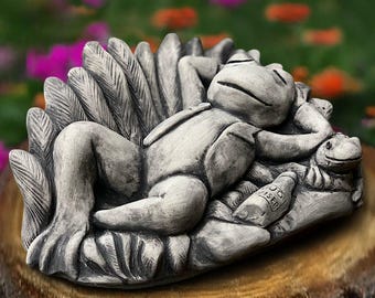 Śpiąca żaba z jaszczurką Rzeźba gada i żaby Fantastyczna dekoracja zwierzęca Kamienna ozdoba leśna Relaksująca figurka żaby Prezent