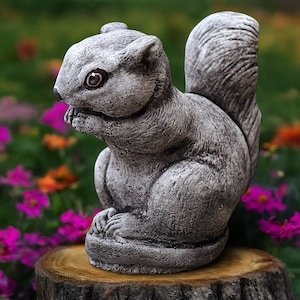 Puede incluir: Una estatua de ardilla de hormigón gris, sentada y sosteniendo sus patas cerca de su boca. La ardilla tiene una cola tupida y está posada en un tocón de árbol de madera. El fondo presenta flores coloridas.
