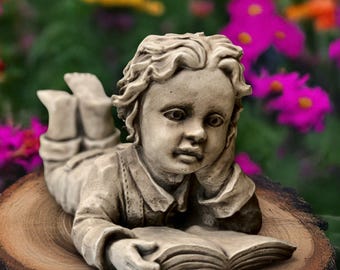 石造り読書少年の彫刻 屋外記念子供用飾り コンクリート製少年装飾