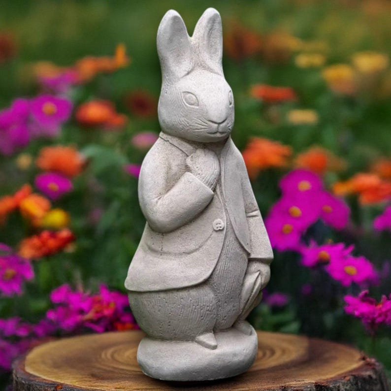 Puede incluir: Una taza de cer&aacute;mica blanca con un asa negra y el texto "But First, Coffee" en negrita negra. La taza se encuentra sobre un fondo neutro, resaltando su dise&ntilde;o sencillo.