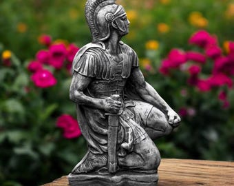 Statua di soldato medievale in cemento, statuetta di guerriero in pietra, scultura di cavaliere con spada, decorazione da giardino per esterni, ornamento storico da cortile, regalo da eroe