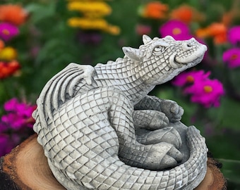 ファンタジー横たわるドラゴンの彫刻 石の赤ちゃんドラゴンの置物 屋外
