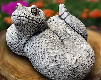 カールした蛇の像 蛇の庭の装飾 石のコブラの彫刻 屋外爬虫類の装飾 祭壇用の蛇の置物 ゴシック様式の家の装飾