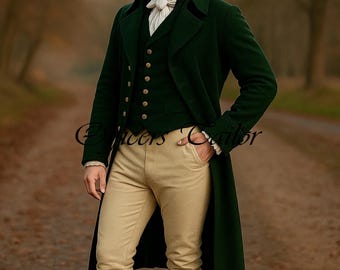 Könnte beinhalten: Ein dunkelgrüner langer Mantel über einer passenden dunkelgrünen Weste mit goldenen Knöpfen, einem weißen Plastron und beigefarbener Hose. Das Ensemble umfasst kniehohe schwarze Stiefel. Der Text "Officers Tailor" ist in der Mitte zu sehen.