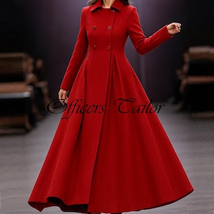 Könnte beinhalten: Ein langer, roter Mantel mit doppelreihigem Design und ausgestelltem Rock. Der Mantel hat einen klassischen Kragen und lange Ärmel. Der Text "Officers Tailor" ist sichtbar. Der Mantel ist ein formelles Kleidungsstück.