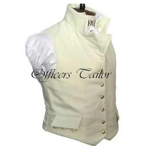 Peut inclure: Gilet crème à col montant et boutons dorés. Le gilet a deux poches avant et est présenté sur un mannequin. Le texte "Officers Tailor" est imprimé sur le gilet.