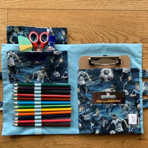 Sac de peinture pour enfants de petite taille avec motif de football. presse-papiers, dossier de peinture, dossier de dessin cousu à la main, sac à crayons, sac en tissu, peinture en déplacement, tissu de football