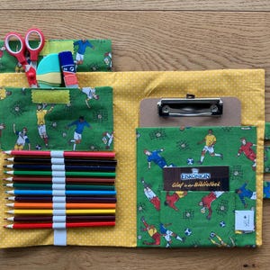 Sac de peinture pour enfants de petite taille avec motif de football. presse-papiers, dossier de peinture, dossier de dessin cousu à la main, sac à crayons, sac en tissu, peinture en déplacement, tissu de football