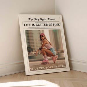 Aangepaste mockup poster trendy krant gepersonaliseerd cadeau leven in roze verjaardag afstuderen canva bewerkbare aankondiging afdrukbare meisje muurkunst