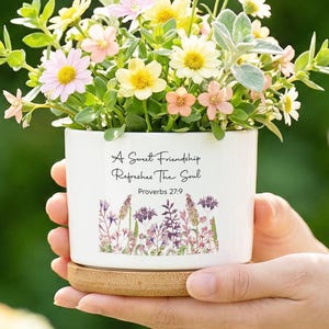 Maceta con cita sobre la amistad, Proverbios 27:9, maceta para suculentas, regalo cristiano para amigos, decoración floral inspiradora.