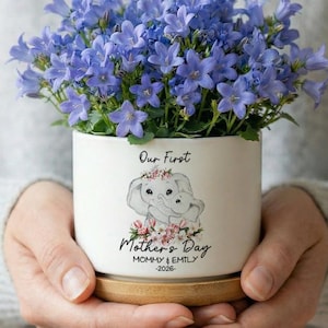 Maceta de cerámica personalizada con drenaje y platillo de bambú. Maceta con nombre personalizado para el Día de la Madre 2026. Bonito regalo con diseño de elefante.