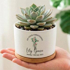 Könnte beinhalten: Ein Set aus drei Keramikbechern mit gesprenkelter, matter Oberfläche. Die Becher sind in Creme-, Hellgrau- und Dunkelgrautönen gehalten. Jeder Becher hat ein schlichtes, minimalistisches Design, perfekt für Kaffee oder Tee.