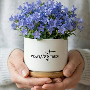 Maceta cristiana para suculentas "Pray Wait Trust", maceta religiosa personalizada con bandeja de bambú, regalo de fe para ella para expresar cariño.