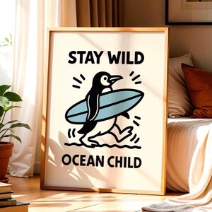 Póster infantil "Mantente Salvaje Océano" (DESCARGA DIGITAL), Arte mural de pingüino surfista, Imprimible de un lindo animal de playa, Decoración costera de verano
