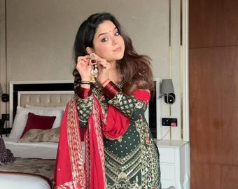 Gesticktes Moos Satin Sarara Set: Indianer Kurti, Sharara & Dupatta
