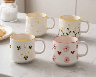 Puede incluir: Un letrero de madera hecho a mano con la palabra "Welcome" en un estilo manuscrito. El letrero está pintado de blanco con un acabado envejecido y presenta un pequeño corazón decorativo. Dimensiones: aproximadamente 30 cm de ancho y 15 cm de alto.