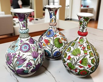 Jarrón de cerámica floral pintado a mano: elegante jarrón decorativo para el hogar.