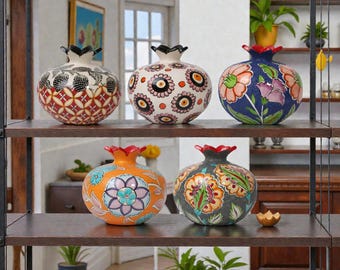 Colección de jarrones de granada de cerámica pintados a mano, decoración con llamativos estampados florales, coloridos detalles artesanales para el hogar, vibrantes jarrones anatolianos.
