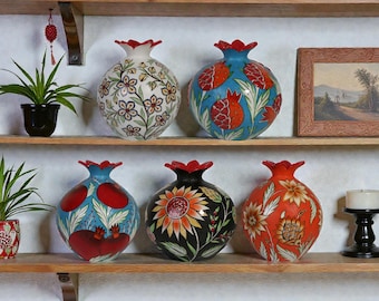 Colección de jarrones de granada de cerámica pintados a mano, vibrante decoración floral, coloridos detalles de estilo anatoliano para el hogar, para exhibir y decorar.