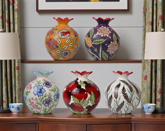 Jarrones de cerámica con granada, vibrante decoración floral para el hogar, coloridos detalles artesanales para estanterías y espacios de exhibición en la sala de estar.