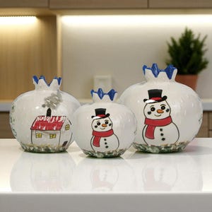 Handgemalte Keramik Granatapfel Vase, Winter Schneemann Vase, handgefertigte Vase für Tisch Display, einzigartige Akzent Vase, Vase Geschenk für Weihnachten
