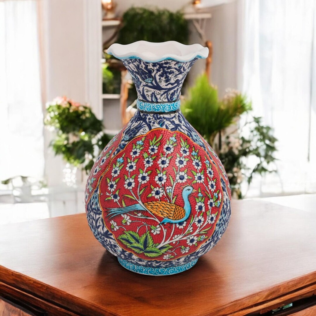 青色と赤色の孔雀模様花瓶 孔雀と花の装飾 陶器花瓶 孔雀と花の装飾の陶器花瓶 F102834541 - 工芸