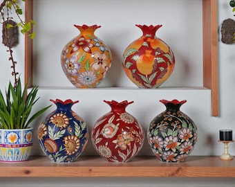 Colección de jarrones de cerámica con forma de granada, jarrones florales vibrantes, detalles decorativos para el hogar que dan un toque elegante a estanterías y mesas.