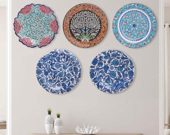 Dekorativer Teller mit Blumenmotiv, handgefertigter Wandteller aus Keramik, Keramikteller für die Küchenwand, hängender Blumenteller für Wohnzimmerdekor