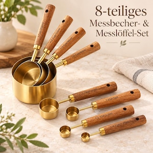 Op de afbeelding: Een 8-delige maatbeker- en maatschepjes-set met goudkleurige metalen kommen en houten handvatten. De set bevat vier bekers met de tekst 1 Cup/250ml, 1/2 Cup/125ml, 1/3 Cup/80ml, 1/4 Cup/60ml en vier lepels 1 TBSP/15ml, 1 TSP/5ml, 1/2 TSP/2.5ml, 1/4 TSP/1.25ml.