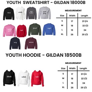 Puede incluir: Una selecci&oacute;n de sudaderas y sudaderas con capucha para j&oacute;venes en colores como negro, blanco y rojo. La imagen incluye una tabla de tallas con medidas en cent&iacute;metros. Las sudaderas son Gildan 18000B, y las sudaderas con capucha son Gildan 18500B.