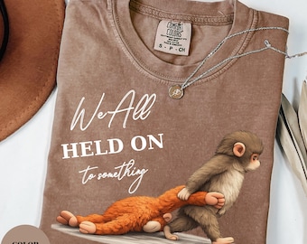 Comfort Colors® Affe Punch Shirt, Trend Meme Grafik Viral Baby Affe mit Plüschtier, Tierliebhaber Geschenk, Wir alle gehalten auf Shirt